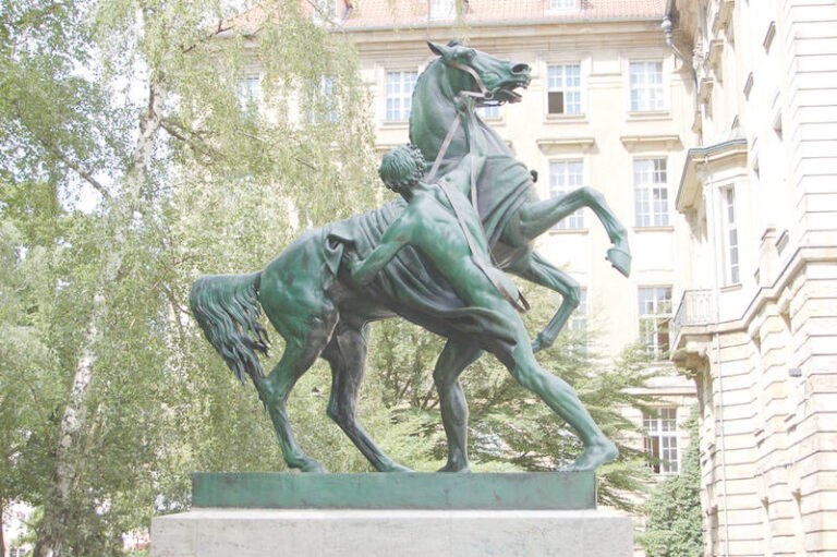berlin_kleistpark_denkmaeler_bronze_rossebaendiger01