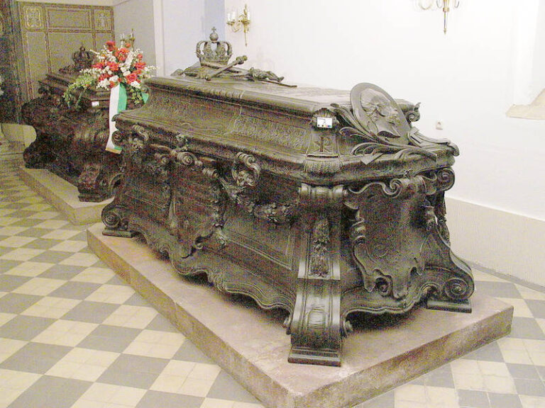 dresden_kathedrale_gruft_sarkophage_zinn_02